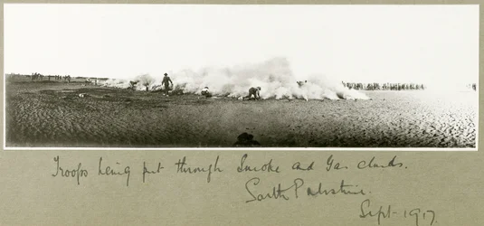 Truppen werden durch Rauch- und Gaswolken geführt, Südpalästina, September 1917